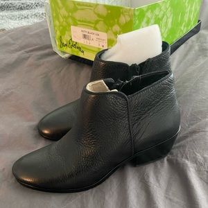 Woman’s Black booties Sz 7